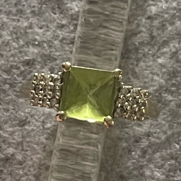 14k gold and Princess cut Peridot ring - Picture 4 of 12